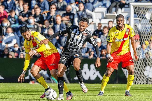 关于国际比赛日突围战来临，尤文图斯围绕欧联临场应变，压力陡增，更衣室氛围转暖的信息