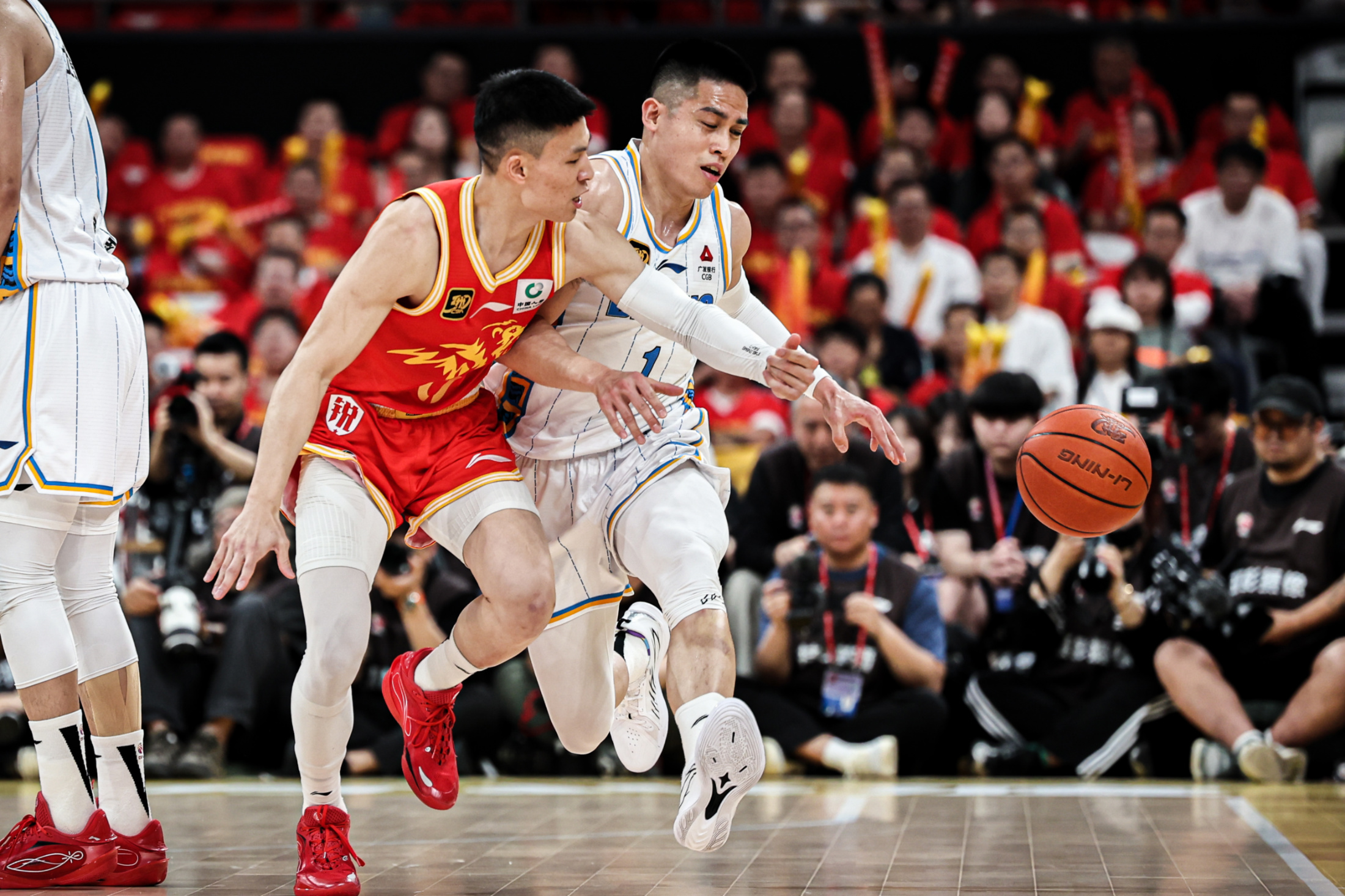 28圈-CBA季后赛今晚再迎强敌，金州勇士内部沟通，主帅态度——底气十足，阵容厚度经受考验的简单介绍